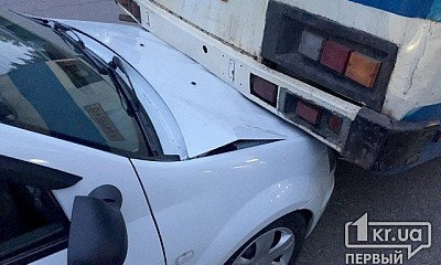 В Покровском районе иномарка оказалась под автобусом