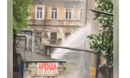 В Одессе повторили столичный "трюк": в здание бил огромный фонтан (ВИДЕО)