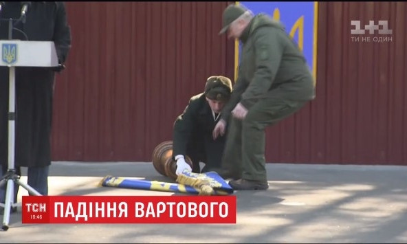 «Это знак»: солдат рухнул со штандартом в руках на глазах у Порошенко