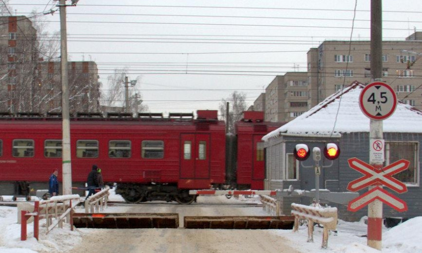 На железнодорожном переезде травмировалась женщина