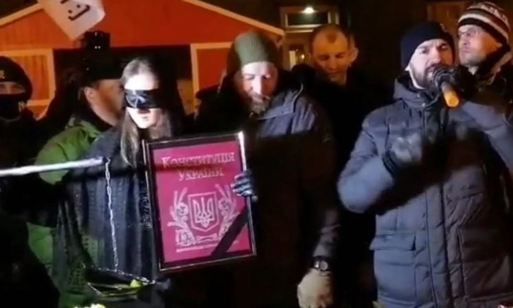Под Офисом президента прошли «похороны правосудия»
