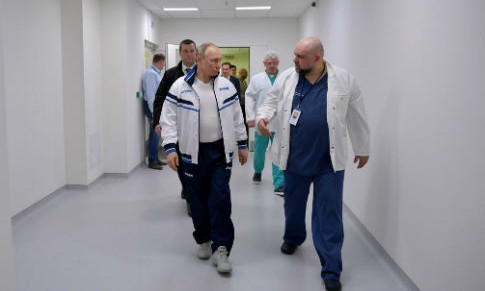 Коронавирусом заразился доктор, который неделю назад проводил Путину экскурсию по больнице с больными COVID-19