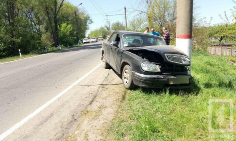 В Кривом Роге "Волга" выехала на встречную полосу и врезалась в столб 