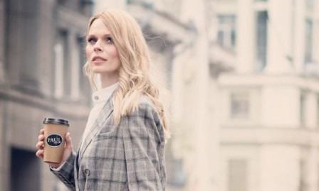 "Запихивала им в руки" Ольга Фреймут раздает живых котят каждому незнакомцу и народному депутату в центре Киева
