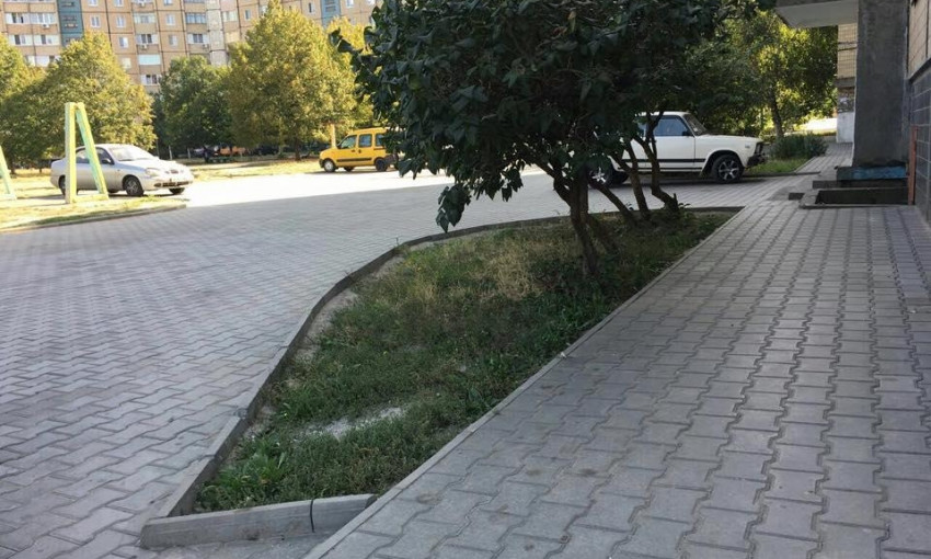 Фотофакт: в криворожских дворах начали укладывать плитку