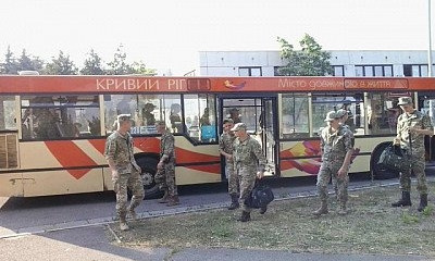 Для перевозки бойцов 17-й танковой бригады к воинской части выделили коммунальный автобус