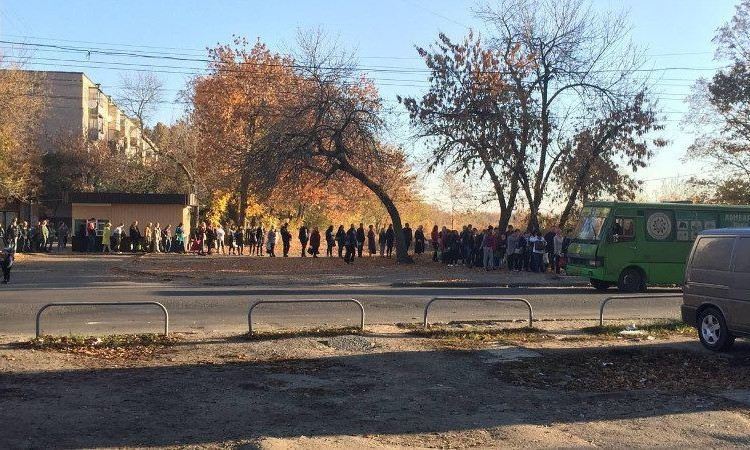 Хамство, фильмы за рулем, "убитые" автобусы: харьковчане "в шоке" от маршруток