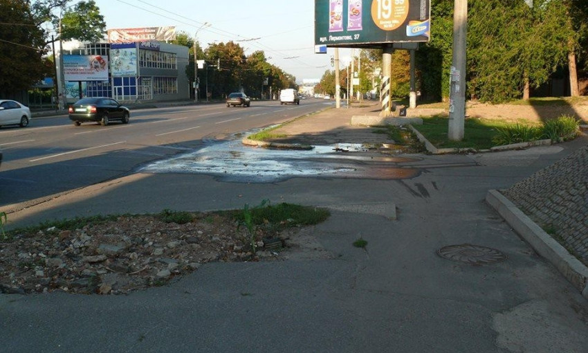 В центре Кривого Рога по улице уже четвертую неделю потоком течет вода