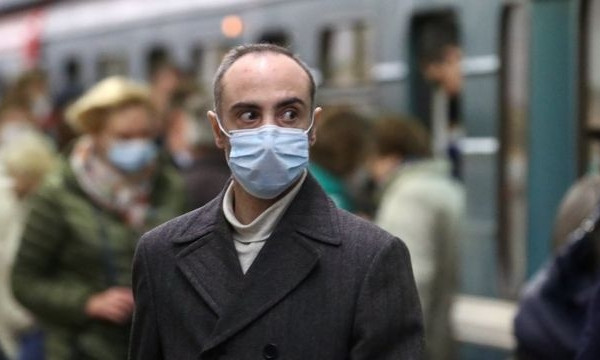 Во время массовой вакцинации в Британии начались проблемы: пострадало двое людей