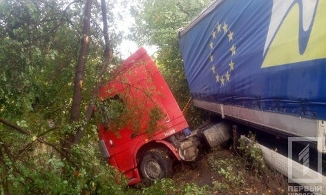 В Кривом Роге фура слетела с дороги