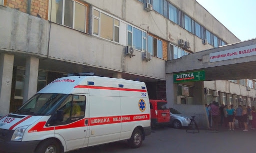В Сумской области женщина умерла около входа в больницу, в госпитализации ей отказали