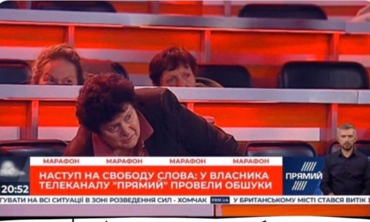 В сети нападение на студию в эфире "Прямого" телеканала высмеяли яркими фотожабами