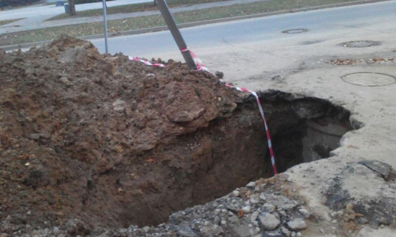 В центре Кривого Рога появилась огромная яма