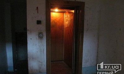 В Кривом Роге депутат "на горячем" поймал подростков, которые ломали лифт (ВИДЕО)