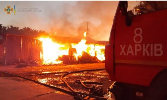 В Харькове масштабный пожар: горел склад древесины (ФОТО, ВИДЕО)