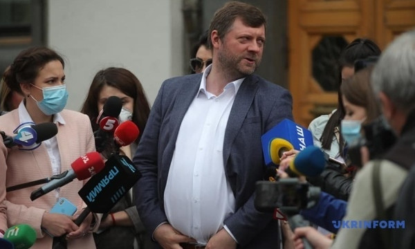Александр Корниенко, назвавший женщину-коллегу "корабельной сосной", объявил о создании движения "Зе! Женщины"