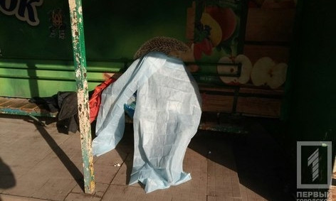 В центре Кривого Рога на остановке умер мужчина