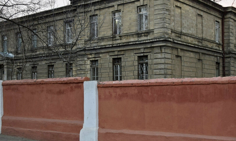 В Одессе троих пациентов психиатрической больницы вывезли на кладбище и оставили там (ФОТО)