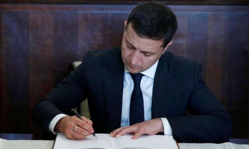 Зеленский подписал закон, которым отменил ограничения в зарплате государственным чиновникам