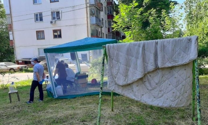На пнях, лавочках и в поле: как в РФ голосовали за поправки в конституции (ФОТО)