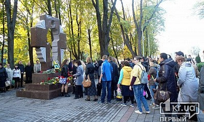 В Кривом Роге почтили память погибших героев минутой молчания