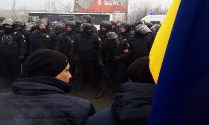Автобусы с людьми из Уханя прорвались через протестующих в Новых Санжарах (ФОТО, ВИДЕО)