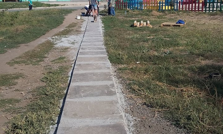 Жители Кривого Рога самостоятельно укладывали пешеходные дорожки