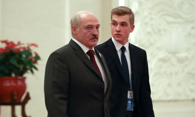 Сеть насмешила фотка сына Лукашенко в обществе девушек