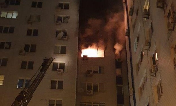 В Черкассах масштабный пожар в многоэтажке, из огня спасли 8 человек