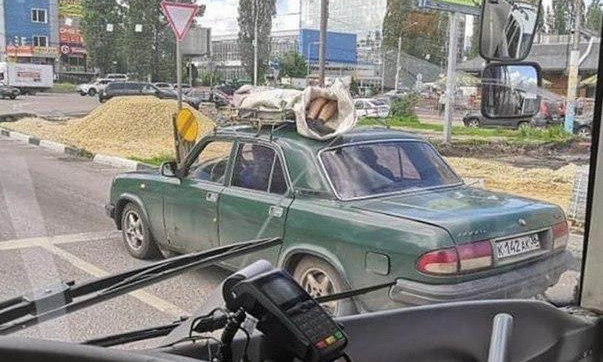 Мужчина перевозил труп на крыше автомобиля