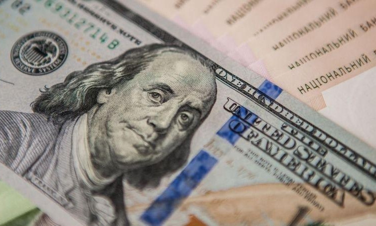 Верховный суд разрешил определять зарплату украинцев в валюте