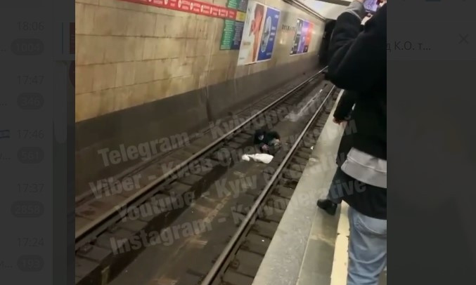 В киевском метро спасали пассажира, который упал на рельсы (ФОТО)