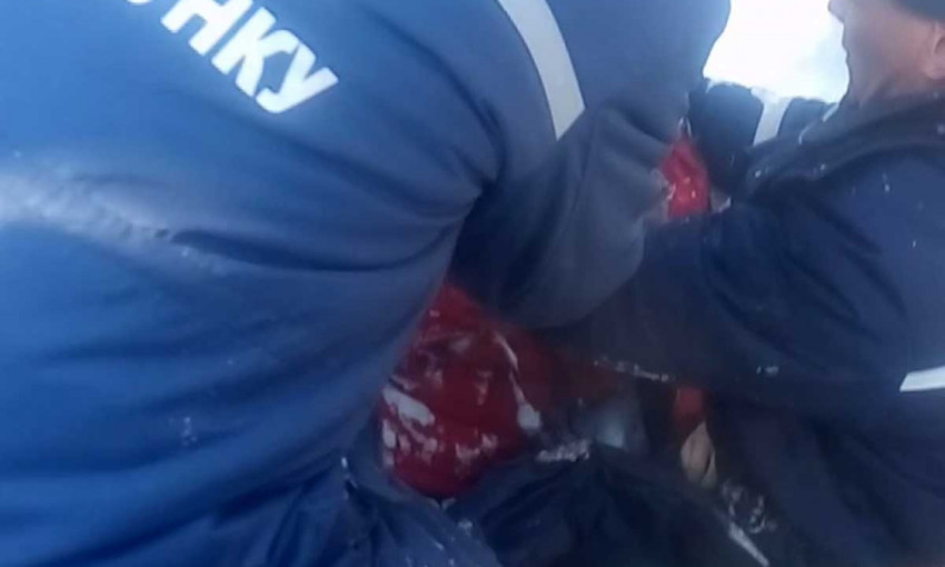 Під Харковом дівчинка опинилася під тоннами снігу