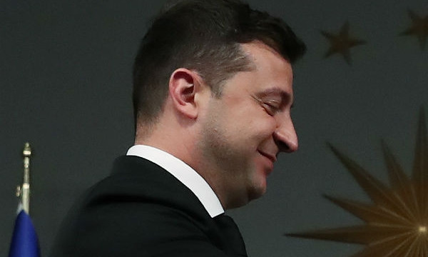 Владимир Зеленский «предпочитает» «The Economist», «Сельские вести» и «Комсомолку» - Офис президента закупит газет почти на 200 тысяч гривен