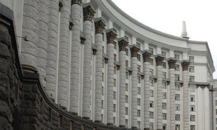 Кабинет министров повысил зарплату украинским чиновникам