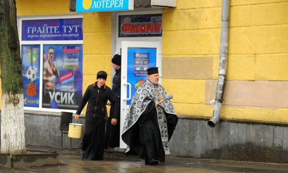Где грех там и покаяние: в Луцке священник посвятил офис лотереи