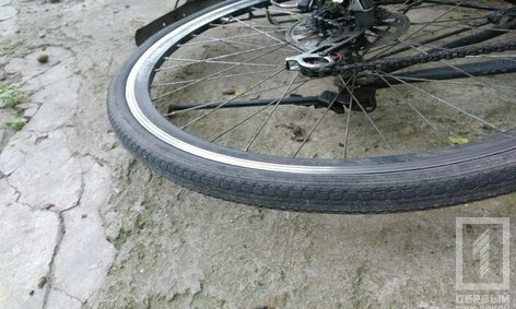 В Кривом Роге автомобиль сбил велосипедиста, водитель скрылся с места аварии