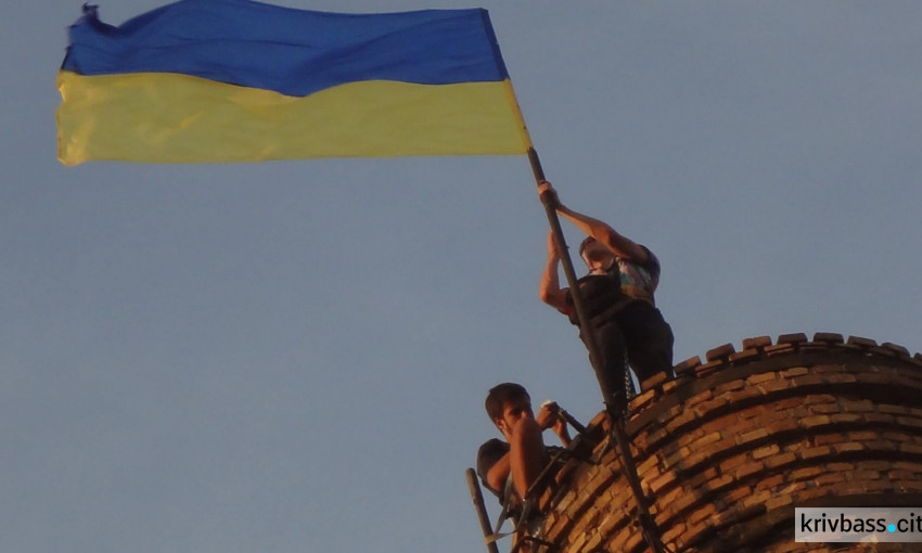 Патриоты Кривого Рога вывесили флаги Украины на наивысших точках города (ФОТО)