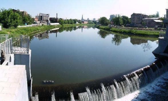 В Харькове мужчина на велосипеде свалился с дамбы в реку (ВИДЕО)