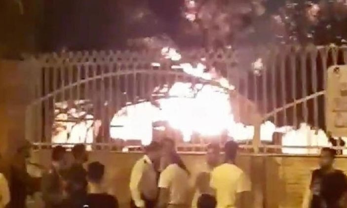 В Иране подожгли больницу, куда привезли людей с коронавирусом (ВИДЕО)