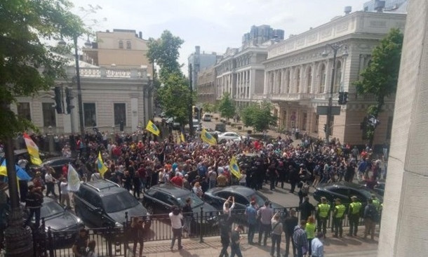 Автобляхеры устроили протест под Верховной Радой