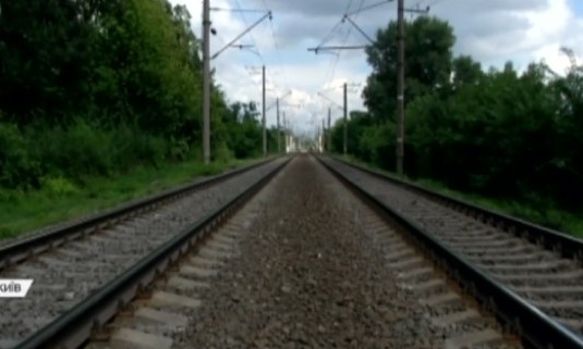 В Києві посеред залізниці знайшли чоловіка з важкими пораненнями та амнезією