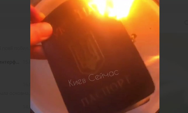 Решил "попрощаться с Украиной": киевский блогер сжег свой паспорт (ВИДЕО)