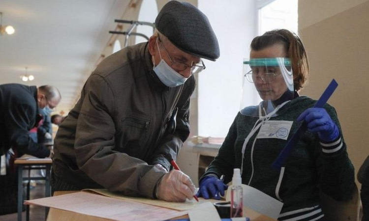 Опубликованы первые результаты голосования после закрытия участков
