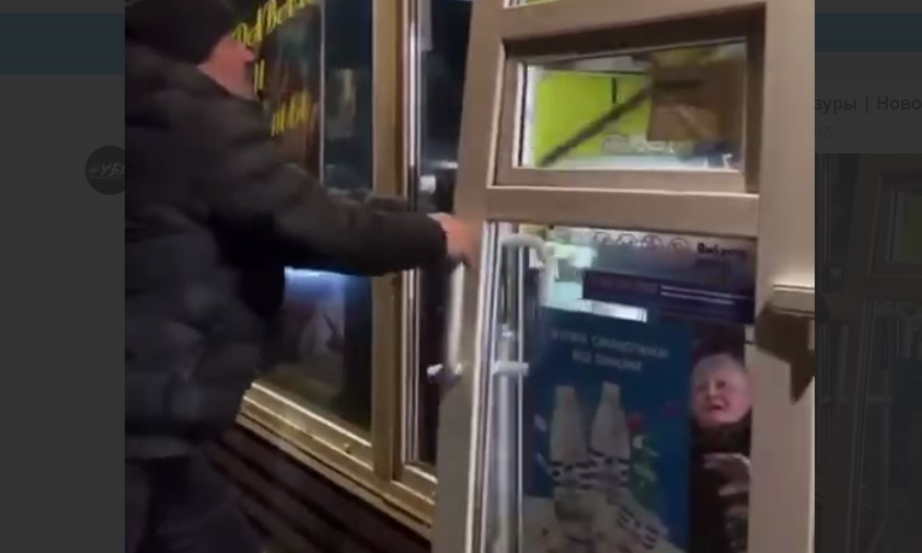 В Харькове прохожие устроили погром, чтобы спасти старушку, беспомощно барахтающуюся на полу (ВИДЕО)