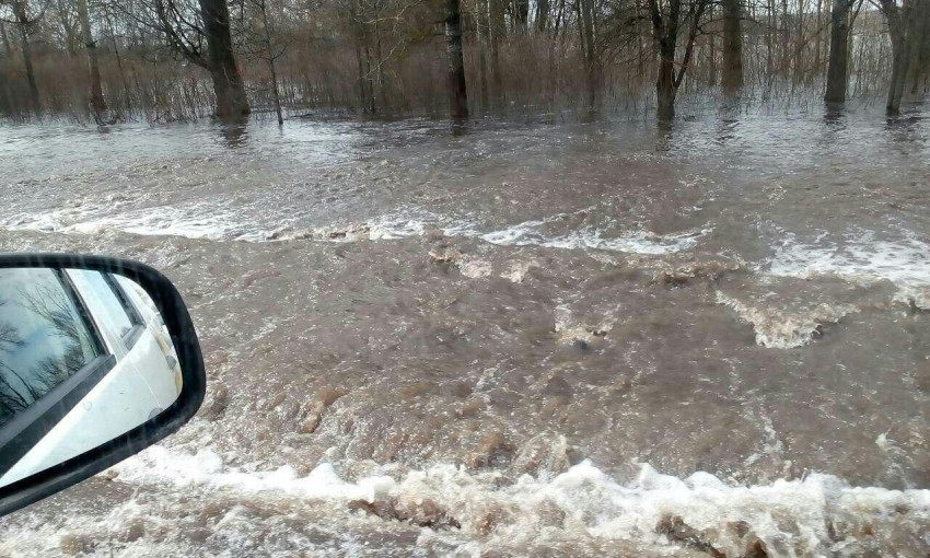 Внаслідок повеней вздовж траси Суми-Київ утворилися глибокі провалля: стихійне лихо