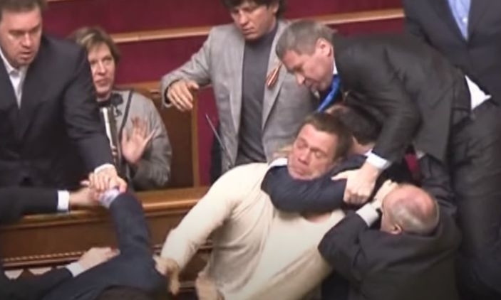 Бельгийский театр в рекламе нового сезона оперы использовал фото и видео потасовок в Верховной Раде Украины (ФОТО, ВИДЕО)