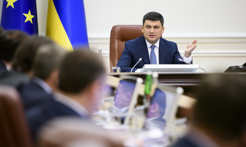 Гройсман попросив керівництво Укрзалізниці «мати повагу до пасажирів» і поїздити нічними поїздами