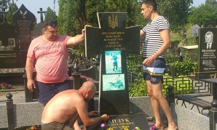 На оскверненных вандалами могилах, восстановили памятники