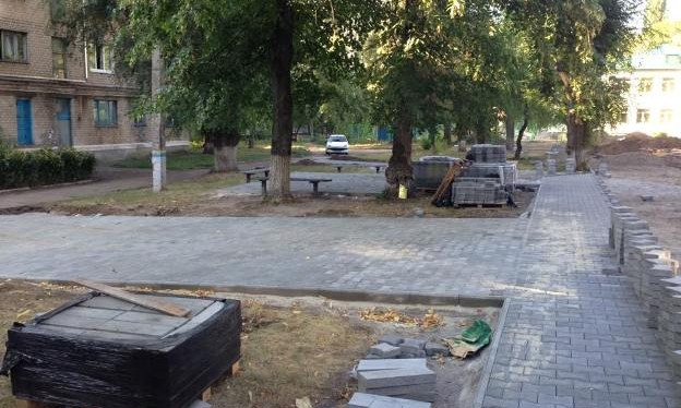 Продолжается реконструкция сквера по улице Ивана Мазепы